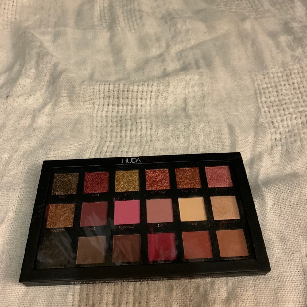 Huda Beauty textured eyeshadow palette